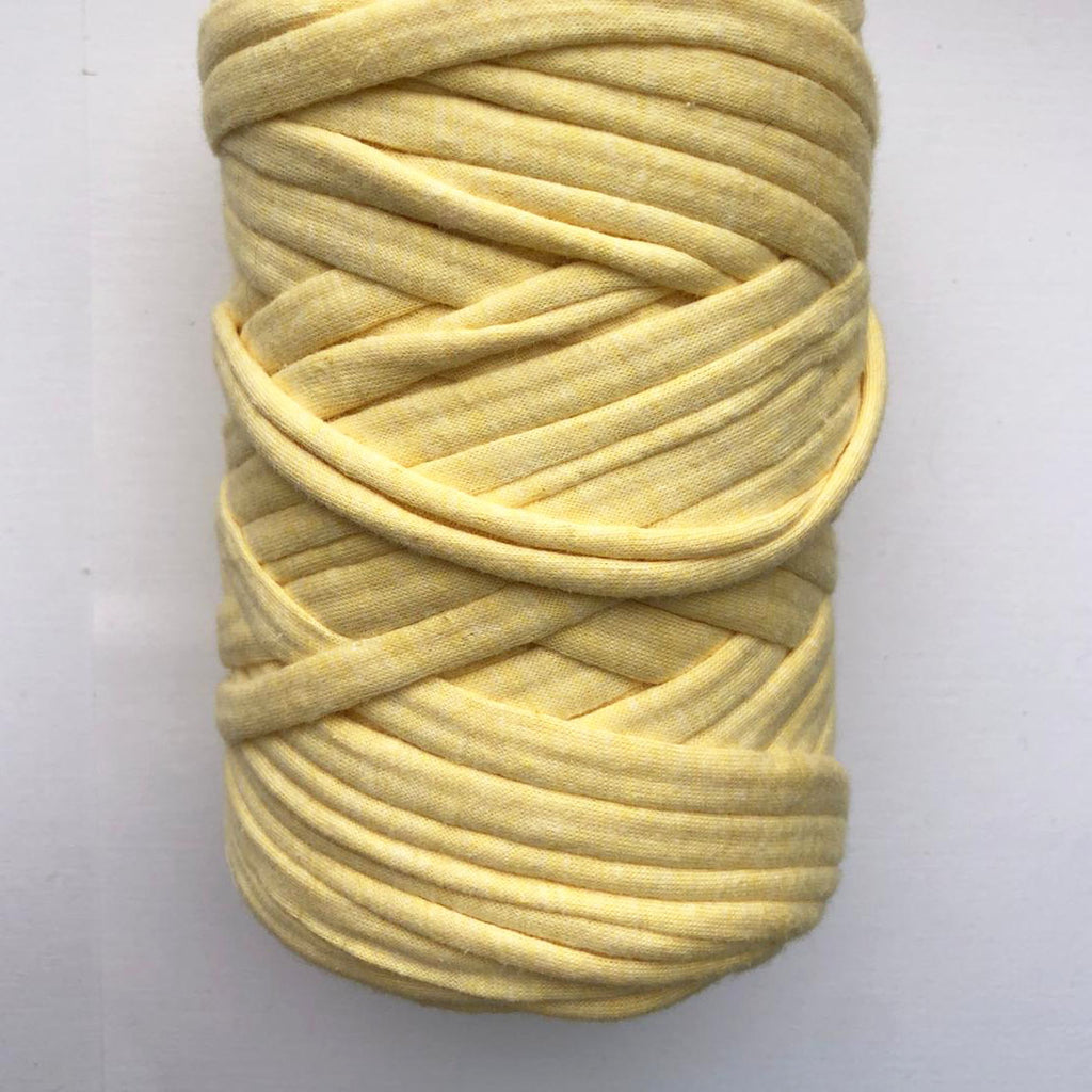Carterita mini de crochet con solapa de cuero en color marrrón