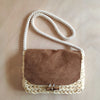 Bolso de crochet con solapa de cuero grande