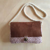 Bolso de crochet con solapa de cuero grande