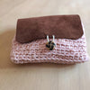 Carterita de crochet con solapa de cuero mediana de color rosa