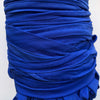 Carterita de crochet con solapa de cuero mediana de color azul eléctrico