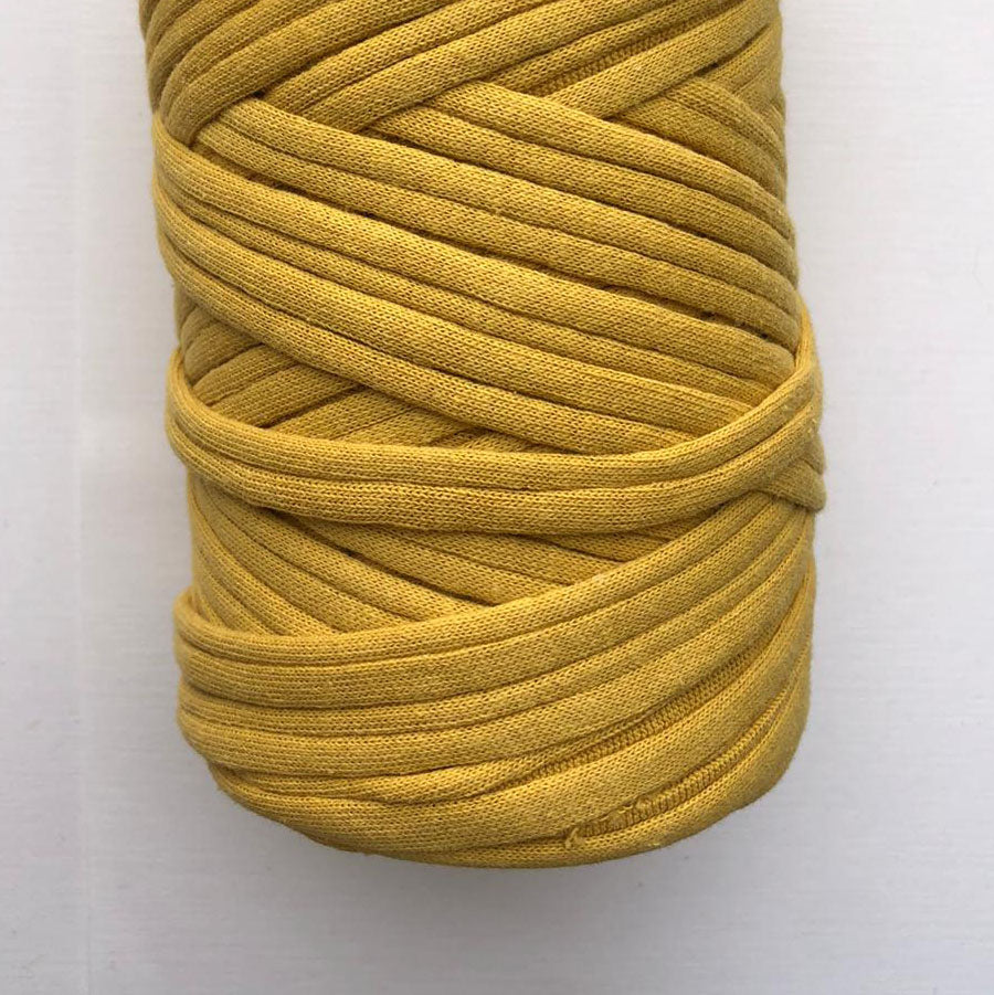 Bolso de crochet con solapa de cuero pequeño