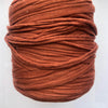 Carterita mini de crochet con solapa de cuero en color marrrón