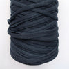 Carterita de crochet con solapa de cuero mediana de color azul eléctrico