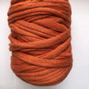 Carterita de crochet con solapa de cuero mediana de color rosa