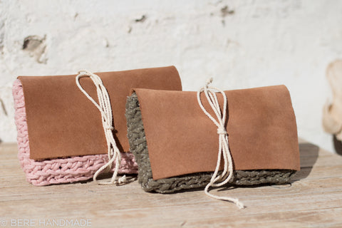 Cartera de ganchillo con solapa de piel